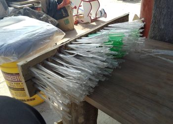 Internos de la Colonia Penal de San Rafael elaboran escobillones solidarios con material reciclado