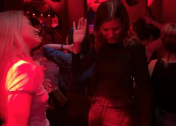 Bailar sin que «nadie nos mire» o el auge de las fiestas para madres