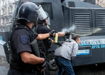 Un gas pimienta como el que usó la Policía cuesta lo mismo que una jubilación mínima