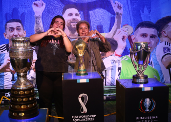 Una multitud: Casi 30 mil sanrafaelinos se dieron cita para conocer la Copa del Mundo