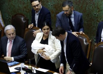 Presidenta de Cámara de Diputados de Chile enfrentó moción de censura con su bebé en brazos