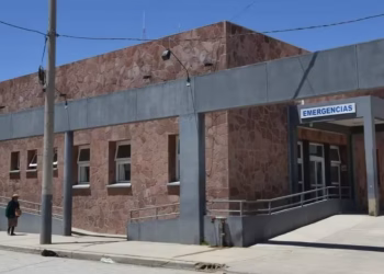 Otra tragedia en el país: una beba murió tras asfixiarse mientras viajaba en moto atada a la espalda de su madre