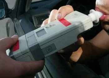 La Provincia le aplicó una multa millonaria a un conductor ebrio que destrozó luminarias