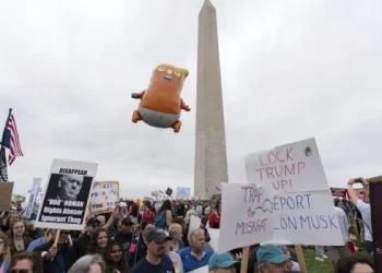 Protestas en ciudades de todo EE.UU. en contra de los recortes y otras políticas de Trump
