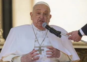 El Papa reaparece por sorpresa ante los fieles en medio de su larga convalecencia