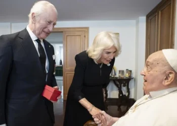 El papa Francisco se reunió en privado con el rey Carlos