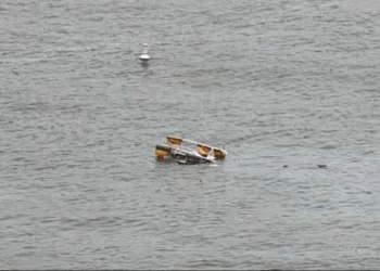 Una familia de turistas españoles y un piloto murieron cuando un helicóptero cayó al río Hudson, en Nueva York