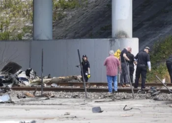 Tres muertos al estrellarse una avioneta en una transitada avenida en Boca Ratón