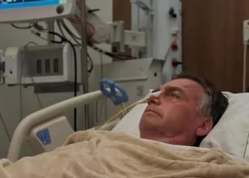 Bolsonaro continúa internado tras su operación intestinal y no tiene fecha de alta definida