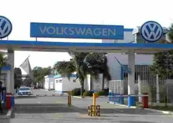 Caputo destacó que una automotriz retrotrajo los precios