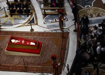 El Vaticano mantiene abierta la capilla ardiente de Francisco toda la noche debido a la gran afluencia de fieles