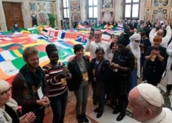 Personas sin hogar y refugiados que conocieron a Francisco también participarán en su funeral