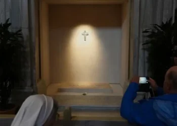 Tras el conmovedor adiós al Papa, los fieles ya visitan su tumba