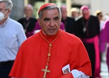 Renunció al Cónclave el cardenal Becciu, que había sido vetado por Francisco
