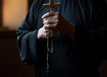 Arrestan a un sacerdote italiano por atropellar a una joven motociclista y darse a la fuga