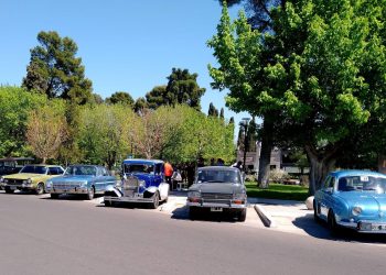 Clásicos del pasado, pasión del presente: encuentro de vehículos antiguos en el Paseo Rawson