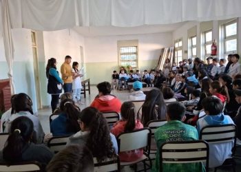El escritor Rogelio Aguilera recorrió escuelas de San Rafael para celebrar el mes de la lectura en voz alta