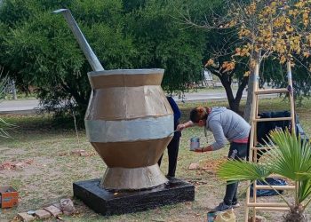 Recuperan el emblemático «monumento al mate» en el ingreso a la Villa 25 de Mayo