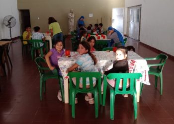 Un espacio para compartir, crecer y sonreír: el Merendero de Cáritas contiene a un gran número de niños