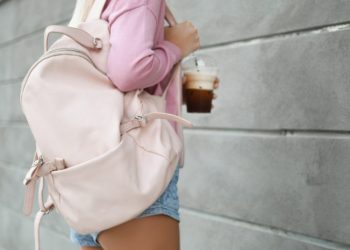 Las mochilas quedan fuera de moda: el accesorio tendencia que las reemplaza este otoño-invierno 2025