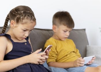 Los celulares afectan el desarrollo neurológico de los niños: cuáles son las graves consecuencias de crecer entre pantallas