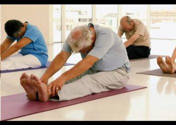 Brindan clases de stretching en el polideportivo 1