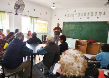 Enseñan a adultos mayores a manejar sus celulares de manera segura y sin caer en estafas