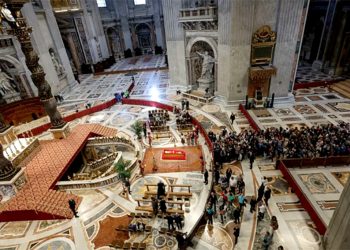 El padre Miguel López explicó el protocolo para despedir al papa Francisco y cómo se prepara el Vaticano para elegir al sucesor