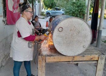 La cooperativa Madres cocinando fabrica las “Estufas solidarias” y hoy entregarán la primera de 2025
