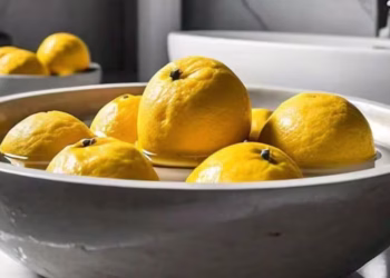 Por qué recomiendan bañarse con cascaritas de limón y para qué sirve 