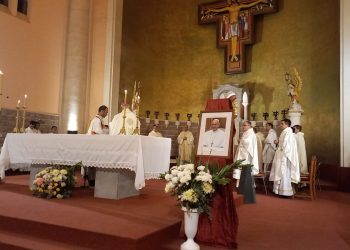 Comenzó la misa en la Catedral para rezar por el eterno descanso del Papa Francisco