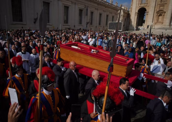 El cortejo fúnebre del papa Francisco recorrerá un trayecto de 6 km por el corazón de Roma este sábado e irá en un coche abierto para poder ver el féretro