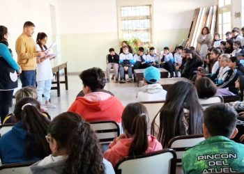 El escritor y docente Rogelio Aguilera visitó escuelas locales para “leer con los chicos”