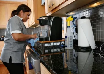 Cuánto cobran los cocineros y el personal de tareas específicas en abril 2025