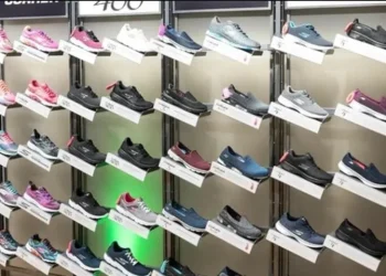 La marca de zapatillas más buscada en Chile llegó a Argentina: los increíbles precios