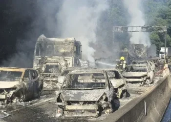 Brasil: un camión cisterna volcó, provocó una explosión masiva y destruyó 25 autos