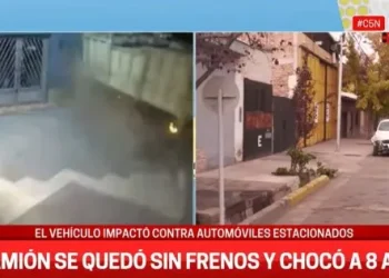 Impactante video: un camión se quedó sin frenos y chocó ocho autos en la provincia de Mendoza