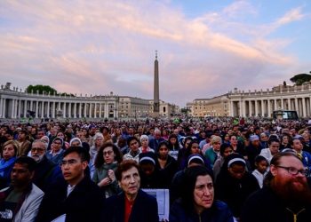 Miles de fieles rezaron el Rosario en la Plaza San Pedro en memoria del papa Francisco