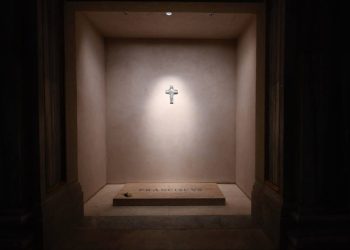 Miles de personas siguen honrando al papa Francisco a la espera del cónclave