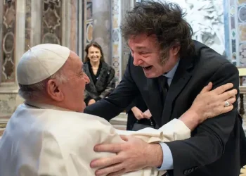 Milei y su comitiva ya están en Roma para despedir al Papa