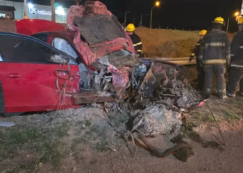 Terrible choque en Neuquén: una joven murió tras impactar con su auto contra un poste de luz en medio de la ruta
