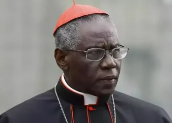 Quién es Robert Sarah, el obispo africano ultraconservador que puede llegar a ser Papa