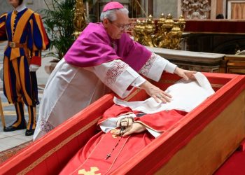 Una cruz, el escudo del Vaticano y una placa con su nombre: se cerró el féretro del Papa