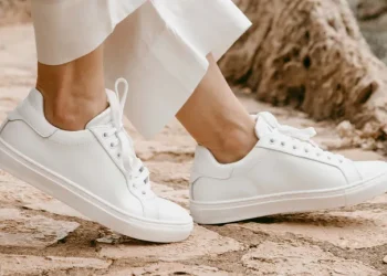 Nueva tendencia en el mundo de la moda: Por qué estos tres colores en las zapatillas dejarán al blanco en las sombras