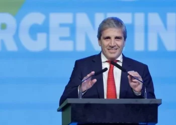 El Gobierno lanzará incentivos para que los argentinos empiecen a usar los dólares del colchón