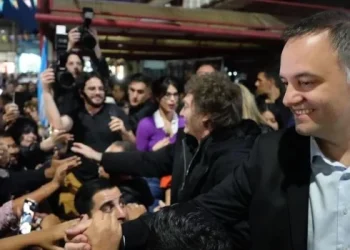 Milei vuelve a mostrarse con Adorni a 15 días de la elección porteña