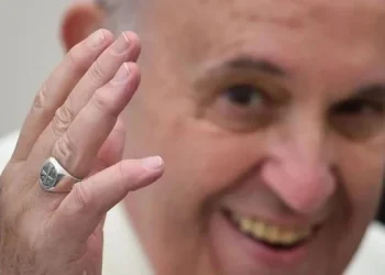 Anularon el Anillo del Pescador de Francisco 16 días después de su muerte