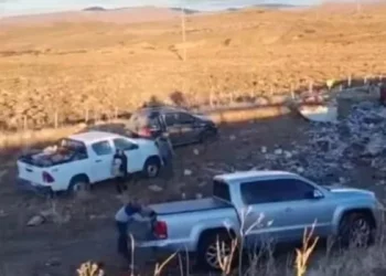 Volcó un camión en Chubut, el chofer murió y los vecinos robaron la carga