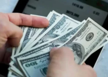 La cotización del dólar sigue en picada y cae a los $1.100