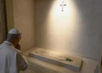 León XIV rezó ante la tumba de Francisco tras una visita sorpresa a un santuario en el sur de Roma